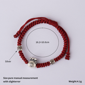 <span class=keywords><strong>Bracelet</strong></span> en macramé noué à la main rouge bordeaux avec breloque porte-bonheur argentée rétro et cordon tressé réglable – Cadeau idéal pour les fêtes - Product Image 6