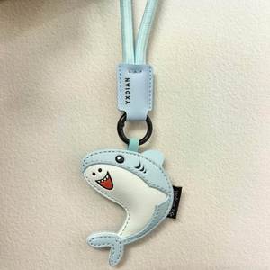 Nuevo Diseño Original de Llavero con Colgante de Muñeco de Tiburón de Dibujos Animados, Lindo y Moderno para Coche - Product Image 1