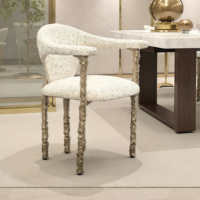 Chaise de salle à manger ergonomique moderne avec revêtement en lin, pieds en métal stables, dossier finition or de luxe pour maison, villa ou manoir