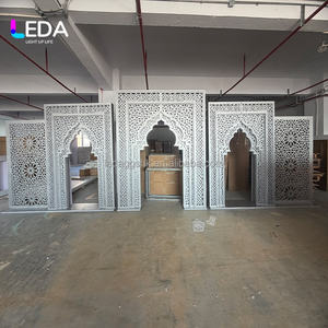 LEDA Soporte de Fondo Acrílico Curvo con Diseño Floral Blanco Estilo Marroquí Simple para Eventos de Boda en India, Tamaño Personalizable - Product Image 1