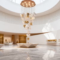 Lampe suspendue moderne de luxe en céramique personnalisée avec fleur Longue suspension pour villa Escalier Lustre d'art personnalisé de luxe avec verre texturé à la main