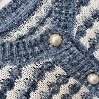 Direkt vom Hersteller Grau-Weißer Welliger Streifen Glitzernder Faden Rundhals Perlenknopf Taschen Kurzer Strick-Cardigan Damen Weicher Pullover