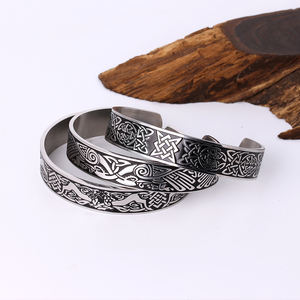 กำไลข้อมือสไตล์ไวกิ้ง นอร์ดิก เซลติก นอต รูน แบบวินเทจ ทำจากสแตนเลสสตีล สำหรับผู้ชาย สไตล์พังก์ แบบเปิด กำไลหนา - Product Image 2