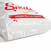 Sacs en T-shirt blancs imprimés en gravure, recyclables, imperméables, avec fond scellé et détails de bordure, pour la vente au détail, les supermarchés et les magasins.