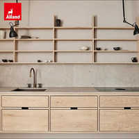 Meuble de cuisine scandinave moderne en chêne européen naturel, avec façade en plaque pleine, sans poignée, à joints apparents et tiroir à queue de cygne