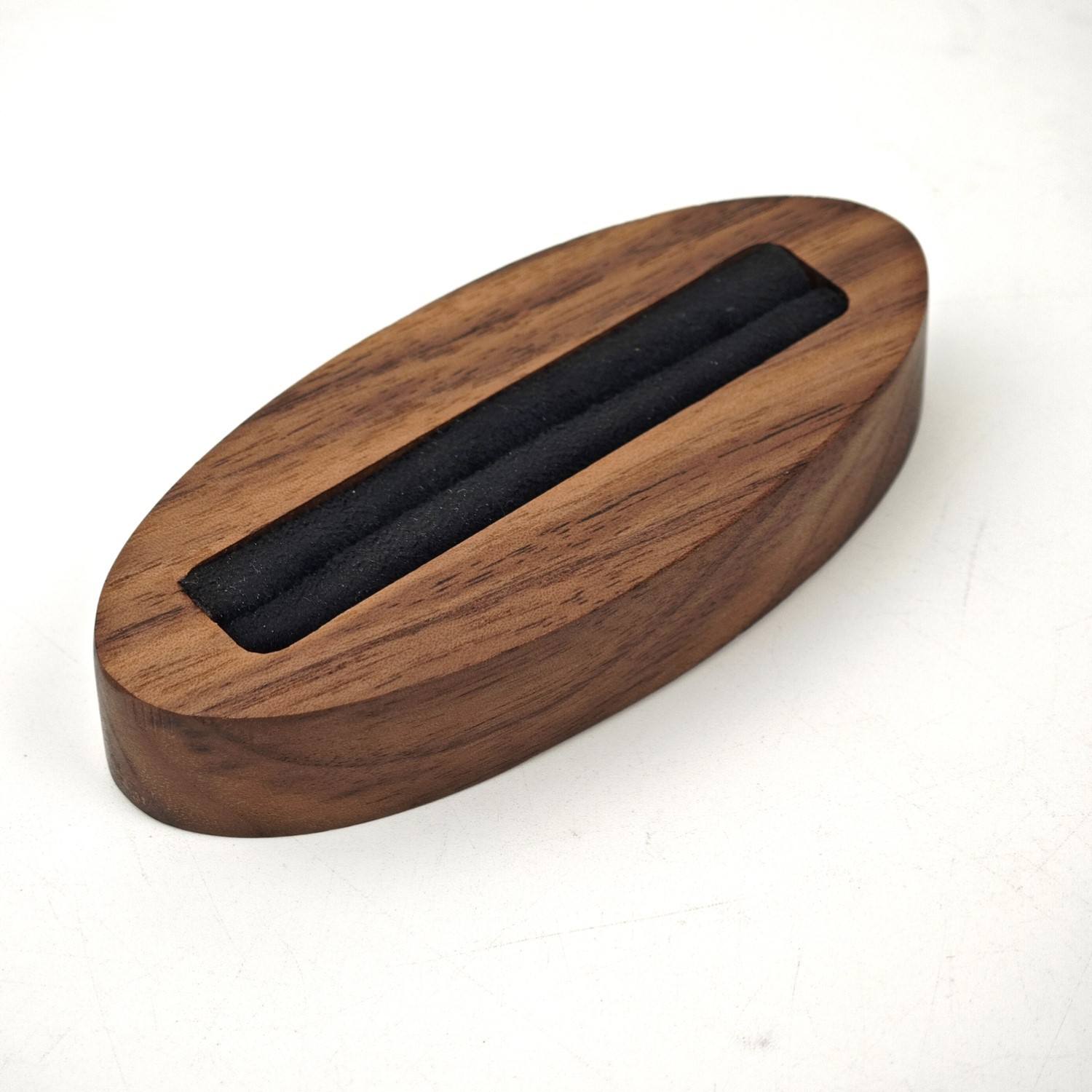 กำมะหยี่สีดำทรงรี