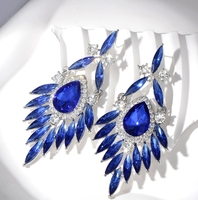 Anting-anting gantung panjang dengan desain geometri bunga kristal imitasi yang berkilauan, aksesori untuk wanita