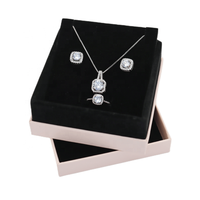 Boîte à bijoux personnalisée avec logo tendance rose, matériaux recyclés écologiques, fermeture magnétique, doublure en éponge pour collier, bracelet, pendentif