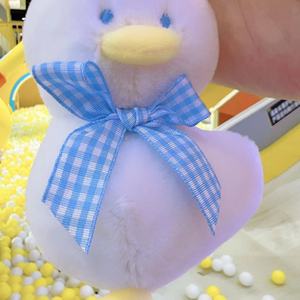 Juguete de Peluche de Patito Amarillo Pequeño y Lindo al por Mayor, Cómodo Juguete de Patito con Corbata Cruzada para Niños, Suministro del Fabricante - Product Image 3