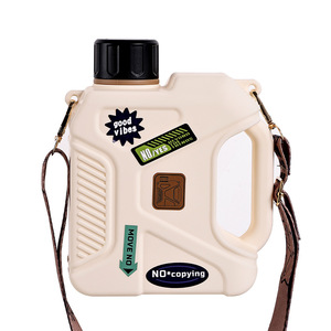 Bouteille d'eau en forme de bidon de carburant grande capacité avec paille et sangle, portable et réutilisable pour l'extérieur - Product Image 3