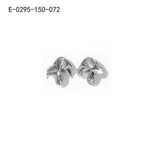 ต่างหูแบบติดหู สแตนเลส 316L ชุบทอง PVD เครื่องประดับแฟชั่นสำหรับผู้หญิง - Product Image 1