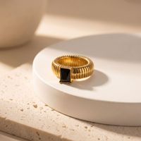 Breiter Gerippter Schwarzer Quadratischer Stein Edelstahlring Vintage Gold Modeschmuck