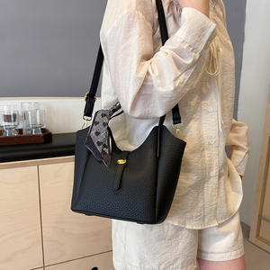 Sac seau au design original, sac à bandoulière sophistiqué pour femme, sac à main élégant et polyvalent. - Product Image 3