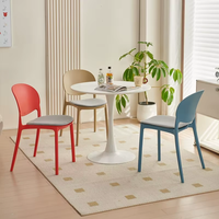 Chaises de salle à manger empilables modernes en polypropylène bon marché avec dossier en PP pour cafés, bistros et hôtels