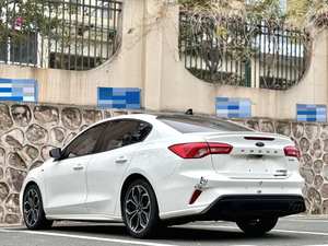 <span class=keywords><strong>Ford</strong></span> <span class=keywords><strong>Focus</strong></span> <span class=keywords><strong>1</strong></span>.5T 2011-2026, conduite à gauche, essence, sièges en cuir, intérieur foncé, berline - Product Image 4