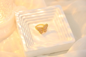 Anel Personalizado Moderno de Aço Inoxidável com Borboleta e Diamante Rosa Zircônia em Formato de Coração para Presente de Dia dos Namorados - Product Image 6