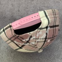 Casquette de baseball unisexe en laine mélangée à carreaux roses, bord légèrement incurvé de 6 cm, non structurée, avec logo brodé en feutre et fermeture snapback.