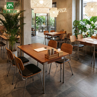 Meubles de restaurant coréen modernes personnalisables, table carrée en bois, chaises en métal - Écologiques et durables pour les cafés