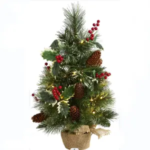 Vente en gros Mini arbre de Noël artificiel en pin mélangé avec baies de houx, pommes de pin, lumières LED transparentes et base en toile de jute