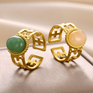 Bague ouverte en acier inoxydable plaqué or 18 carats avec pierre naturelle irrégulière, ajustable, anti-allergique, étanche et géométrique - Product Image 2