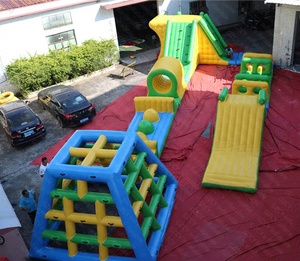 Parc aquatique flottant pour adultes, parcours d'obstacles gonflable en PVC pour les activités de divertissement et aquatiques - Product Image 1