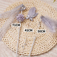 Lot de 3 jouets pour chat écologiques en bois et sisal, classiques et adorables, avec plumes grises, bleues et roses – Vente en gros