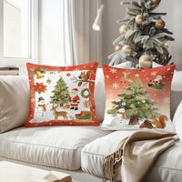 Housses de coussin sur le thème de Noël, avec des motifs de Père Noël, bonhomme de neige, cerf et renne dans des scènes festives.