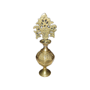 Meilleure Vente en Indonésie : Sculpture Bouddhiste en Laiton Doré avec Motifs Floraux Intricats et Corps Gravé – Objet de Collection - Product Image 1