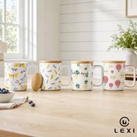 Ensemble de tasses en céramique avec couvercle en bambou, quatre motifs peints à la main : libellule, montgolfière, plume, ananas avec accent rayé sur la poignée, cadeau
