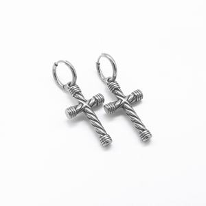 Pendientes de aro Huggie personalizados para hombre, de acero inoxidable 316L, dorados, hipoalergénicos, con dije de cruz de cuerda trenzada, estilo vintage punk, para regalo - Product Image 5
