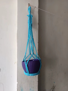 Porte-plante en macramé fait main, corde bleue tressée, pot suspendu violet, style bohème, décoration intérieure, utilisation en salon - Product Image 1