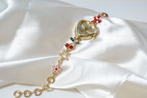 Nuevo reloj de pulsera de cuarzo con forma de corazón para mujer en oro. - Product Image 5