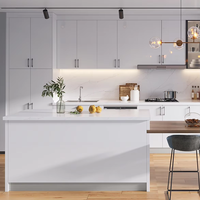 Îlot de cuisine modulaire moderne personnalisé avec évier, robinet, crédence et comptoir en marbre, idéal pour appartement