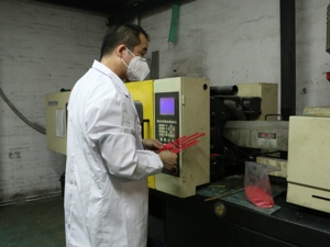 Настраиваемые черные <span class=keywords><strong>Pa66</strong></span> CF40 Высокая жесткость нейлон 66 педали сцепления атмосферостойкие формовочные гранулы порошкового волокна применение - Product Image 4