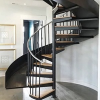 Escalier intérieur moderne en colimaçon pour villas Structure en acier au carbone à bon prix avec bandes de roulement en bois, en fer et en aluminium