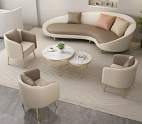 Canapé de couleur crème, de forme unique, au design moderne et minimaliste - idéal pour les salons de manucure, les magasins de vêtements et les instituts de beauté
