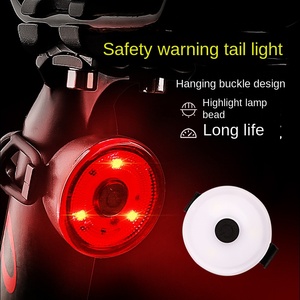 Nuovo fanale posteriore per bicicletta multifunzione per ciclismo all'aperto alimentato <span class=keywords><strong>a</strong></span> <span class=keywords><strong>batteria</strong></span> avviso per freno <span class=keywords><strong>lampeggiante</strong></span> fari di montaggio posteriori <span class=keywords><strong>a</strong></span> scatto - Product Image 2