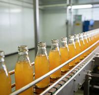 Volledig automatische productielijn voor het verwerken van fruit sap in glazen flessen, inclusief glazen sapvulfaciliteiten en mogelijkheid tot groothandelsaanpassing.