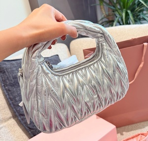 Sacs Hobo en Cuir Véritable pour Femmes avec Bandoulière, Fermeture Éclair, Étiquette Métallique, Effet Froissé et Couleurs Macaron - Product Image 2