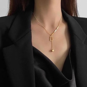 N664 moda cada collar de joyería de mujer 26 collar con colgante de letra inglesa 18K Luz de lujo encanto joyería regalos - Product Image 5