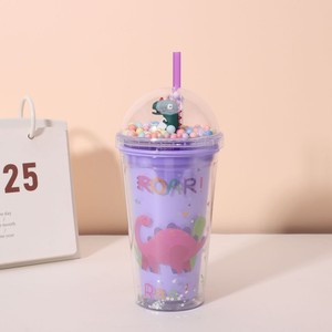 Vaso de Plástico de Doble Pared con Pajita, Diseño de Dinosaurio de Dibujos Animados, Cuatro Tonos (Verde, Morado, Rosa, Azul), 450ml, con Decoración de Pompones Pastel y Tapa de Cúpula, de Moda - Product Image 1