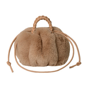 Nouveau <span class=keywords><strong>sac</strong></span> fourre-tout en fausse fourrure unie pour femme, style urbain et simple, en forme de citrouille, avec cordon de serrage, tissé, à porter à l'épaule ou en bandoulière, en peluche, en stock - Product Image 5