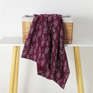 Coperta avvolgente in cotone con stampa a <span class=keywords><strong>pianta</strong></span> rossa 120x120cm coperta avvolgente in cotone biologico - Product Image 1