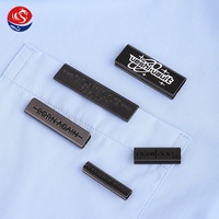 Accessoires de vêtements résistants aux acides, accessoires en alliage de zinc, logo de marque en relief, étiquettes métalliques rectangulaires couleur or clair pour jean