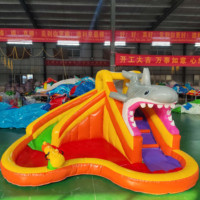 Piscine gonflable en forme de requin avec toboggan gonflable pour l'été