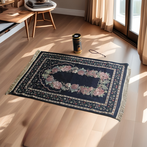 Exquisito tapete de chenilla floral pequeño y lavable para oración musulmana, en una caja de regalo negra premium, adecuado para uso en el hogar y para pícnic. - Product Image 1