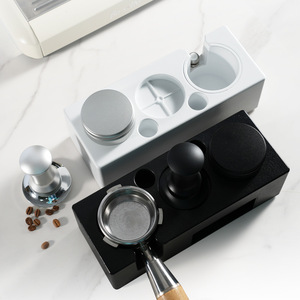 Soporte para tamper de café con cepillo y reposa portafiltro para máquina de espresso, juego de herramientas para barista, base de madera maciza antideslizante - Product Image 3
