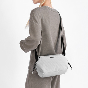Bolso cruzado sencillo y nuevo para hombre y mujer, tela de nailon con patrón de avestruz, ligero, de gran capacidad, para escalada al aire libre - Product Image 1