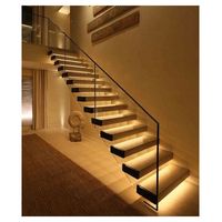 Escalier suspendu minimaliste avec support invisible en acier carbone et éclairage LED d'ambiance, sur mesure pour résidence en immeuble de grande hauteur