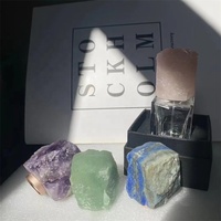 Flacon de parfum rond en verre de luxe avec couvercle en marbre coloré, fond de montagne, flacon de parfum unique